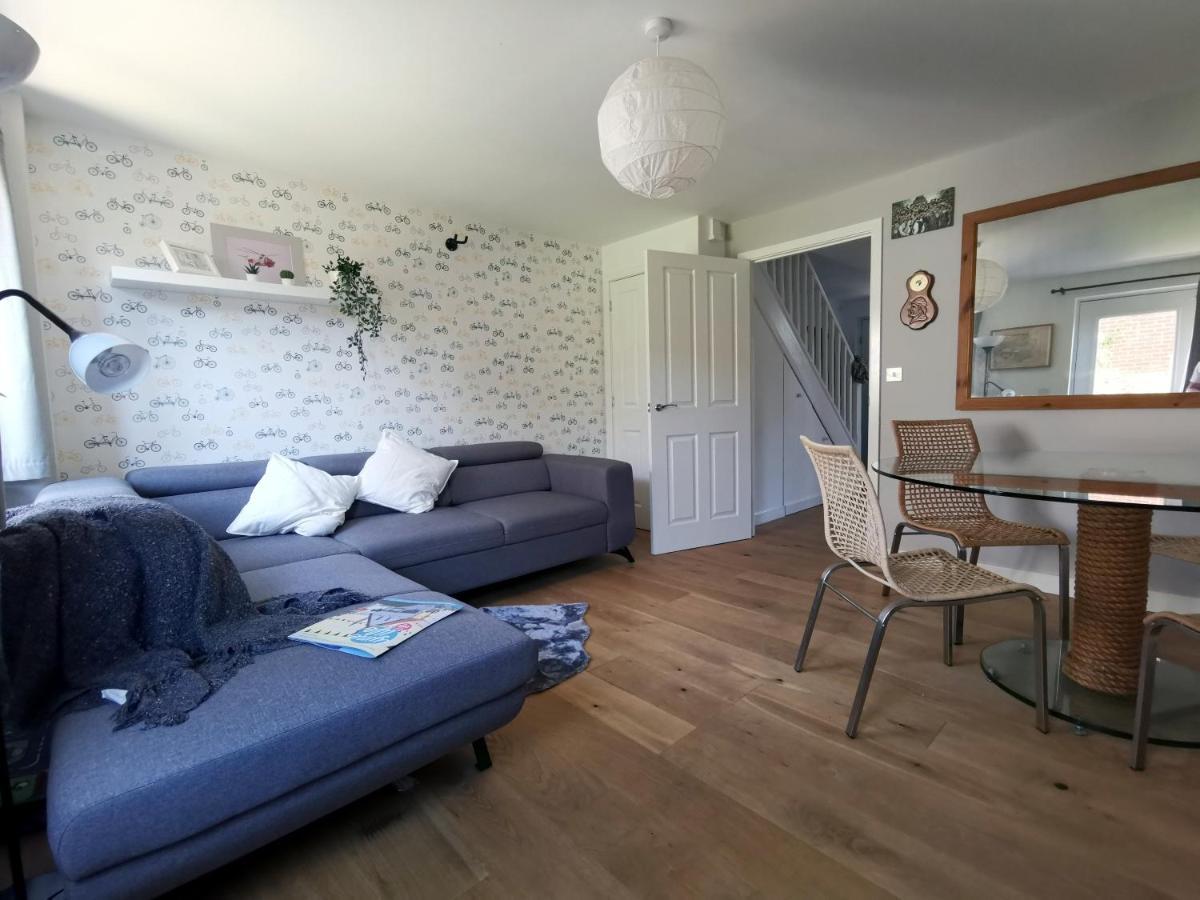 2 Bedroom House With Free Parking 莱姆里吉斯 外观 照片