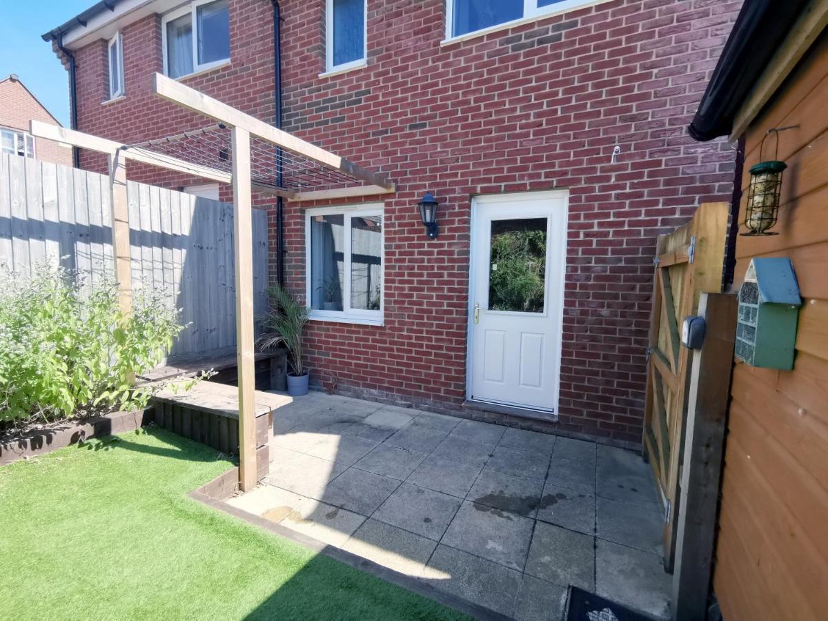 2 Bedroom House With Free Parking 莱姆里吉斯 外观 照片