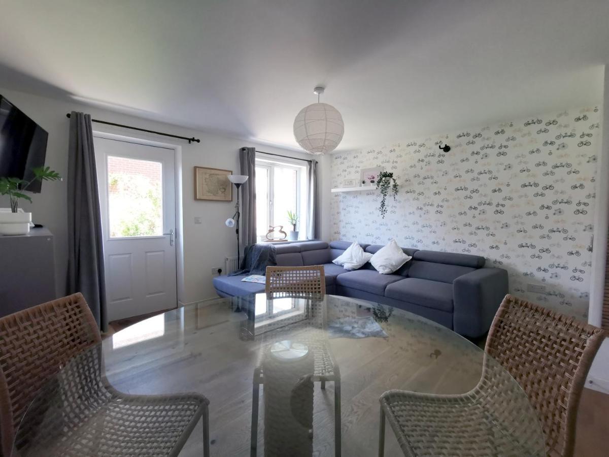 2 Bedroom House With Free Parking 莱姆里吉斯 外观 照片